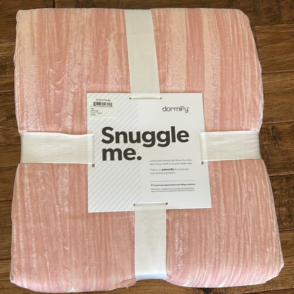 THRO Dormify Snuggle me Chenille and Sherpa Blanket in Dusty Rose Pink - Picture 1 of 3